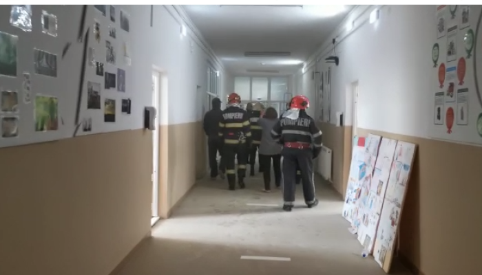 Peste 600 de elevi au fost evacuaţi după un incendiu izbucnit la unitatea de învăţământ