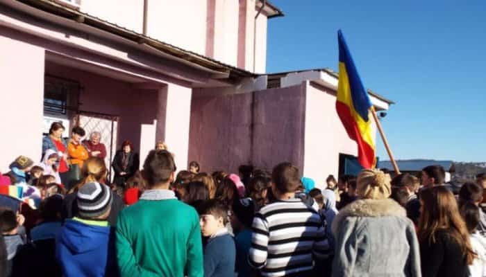 Directoare de şcoală demisă după ce ar fi refuzat să invite copiii maghiari la festivitățile de 1 Decembrie şi ar fi transmis mesaje injurioase