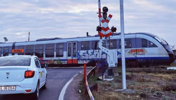 FOTO | Pericol la o trecere de cale ferată! Nu par să funcţioneze nici semnalele nici bariera