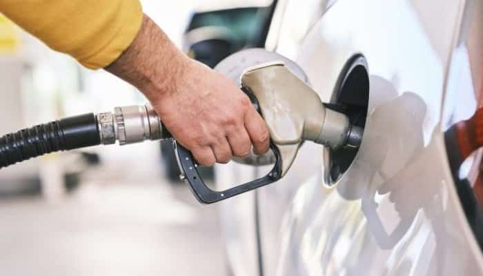 Guvernul ia în calcul să renunțe la compensarea prețului la pompă al carburanților după ce prețurile au scăzut semnificativ 