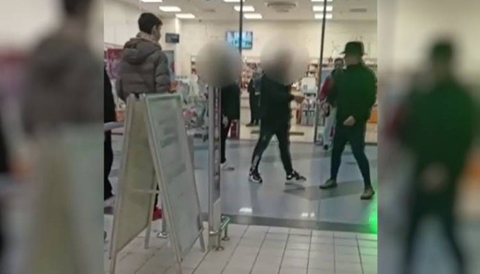 Bărbat ameninţat cu un cuţit, într-un mall din Capitală, de un individ care pretindea că strânge donaţii pentru surdomuţi