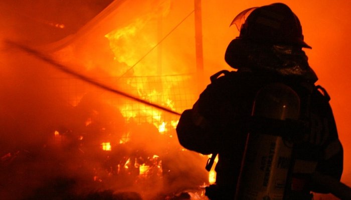 Incendiul de la depozitul de fructe din Breaza | Intervenția pompierilor a durat 10 ore