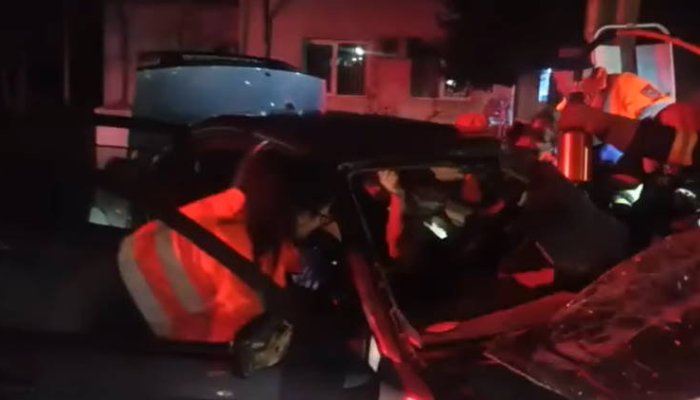 VIDEO | Tânăr rămas prins sub bord, după un accident violent în care maşina s-a făcut praf