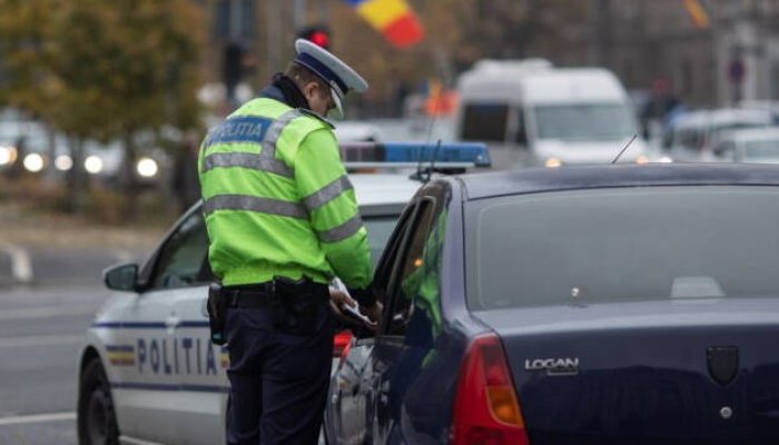 O șoferiță sub influența băuturilor alcoolice a lovit doi polițiști cu mașina