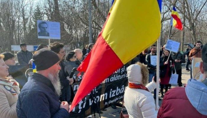 Protest la Liceul &quot;Mircea Vulcănescu&quot; din Bucureşti, în ziua în care se discută schimbarea numelui unităţii