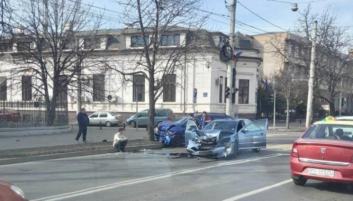 Accident violent între două maşini pe Bulevardul Independenţei din Ploieşti