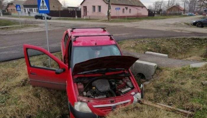 Un tânăr fără permis a furat o maşină şi a intrat cu ea în şanţ