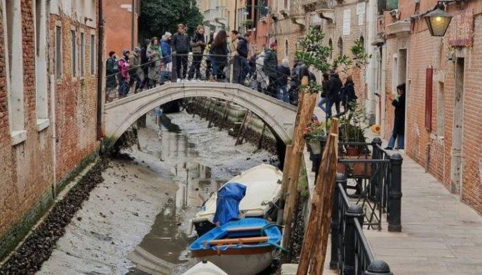 Canalele din Veneţia au secat din cauza secetei | FOTO