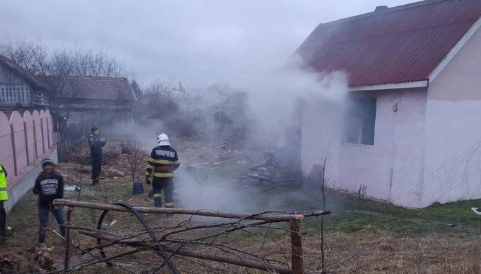 Un bărbat și-a incendiat casa construită de voluntari cu bani din donații 