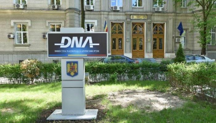 MITA POLITIE | Agent de Poliţie judiciară, reţinut pentru luare de mită, trafic de influenţă şi divulgarea de informaţii