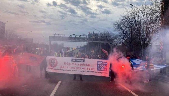 REFORMA PENSIILOR ÎN FRANŢA: Poliţia a reţinut 310 persoane în urma incidentelor violente de joi seara. Protestatarii au blocat temporar vineri dimineaţa periferia Parisului 