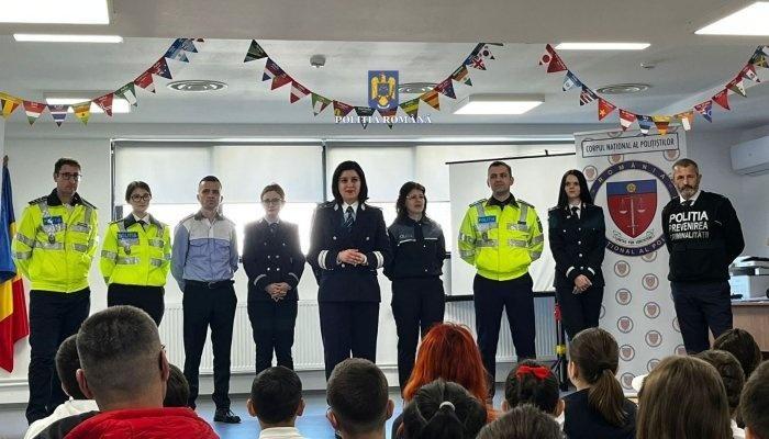 Dâmbovița. Premii și diplome pentru câștigătorii primei etape a concursului &quot;Învățăm și ne bucurăm de Ziua Poliției Române&quot; - FOTO