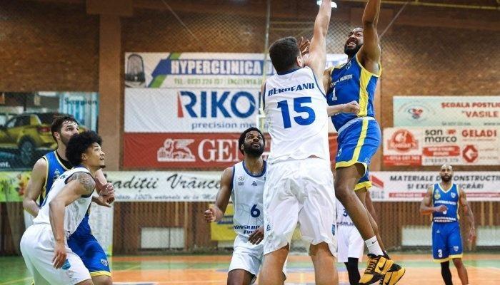 Victorie pentru primul loc. CSM Focșani-CSM Petrolul Ploiești 75-78