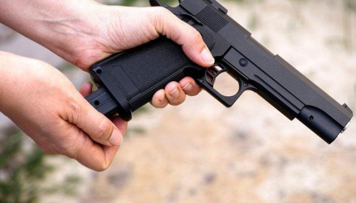 Un adolescent de 16 ani a tras cu pistolul în trafic, spre un alt șofer