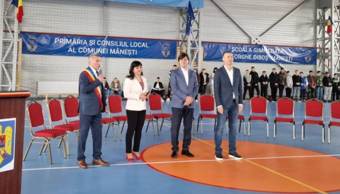 FOTO | Şcoală nouă şi sală de sport, construite din fonduri europene, inaugurate astăzi în Măneşti