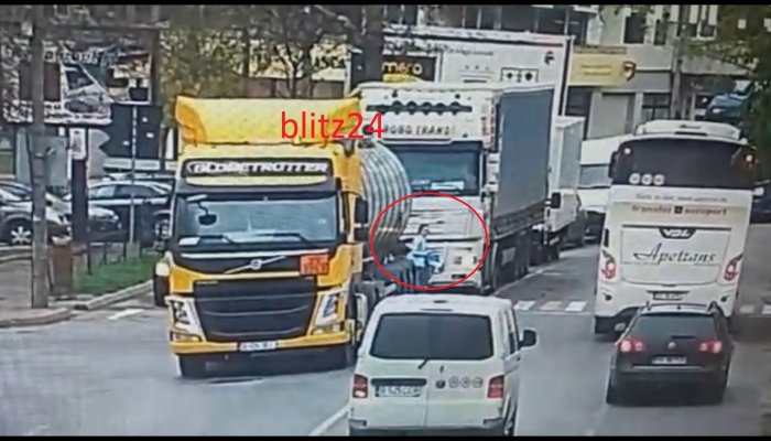 FOTO. Moment incredibil | O femeie scapă cu viață de sub roțile unui camion