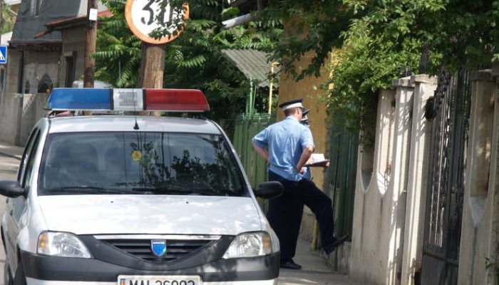 Doi tineri au fost prinşi de poliţişti imediat după o spargere la o casă de vacanţă din Breaza