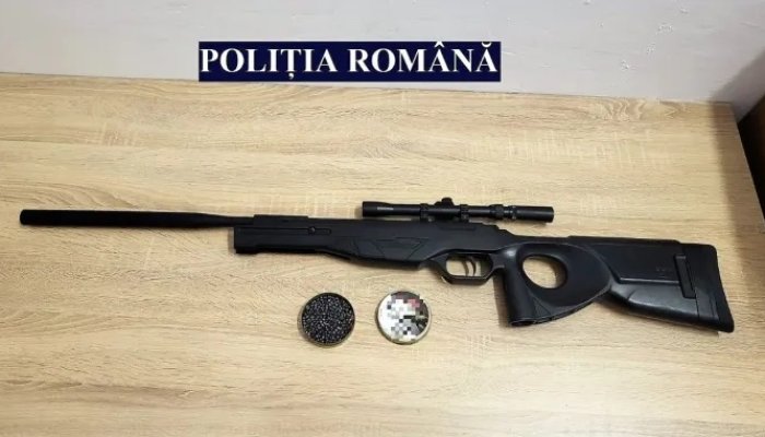 Dosar penal pentru părinții unui copil de 7 ani care a ajuns la școală înarmat cu o pușcă airsoft