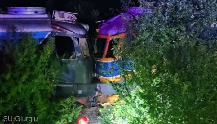 Două locomotive, implicate într-un accident. Doi bărbaţi au ajuns la spital