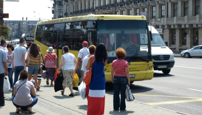 VIDEO | Profesorii din Ploieşti ar putea beneficia de transport public gratuit şi bilete la filarmonică şi teatru