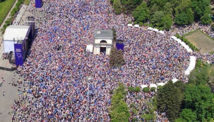 Peste 75.000 de oameni participă la un miting pro-Europa în Chişinău