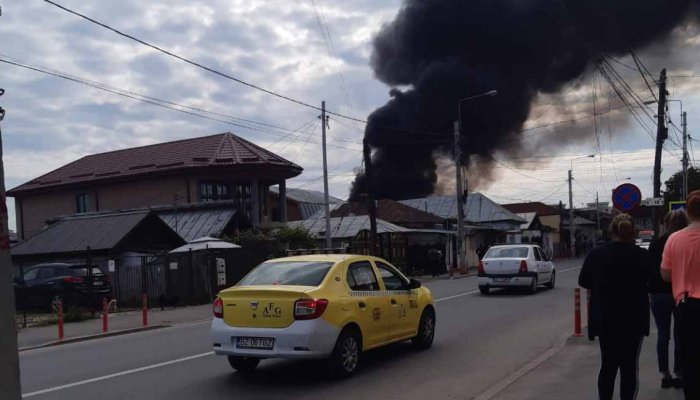 VIDEO. O stradă a fost blocată în urma unui incendiu care a cuprins trei anexe şi o locuinţă