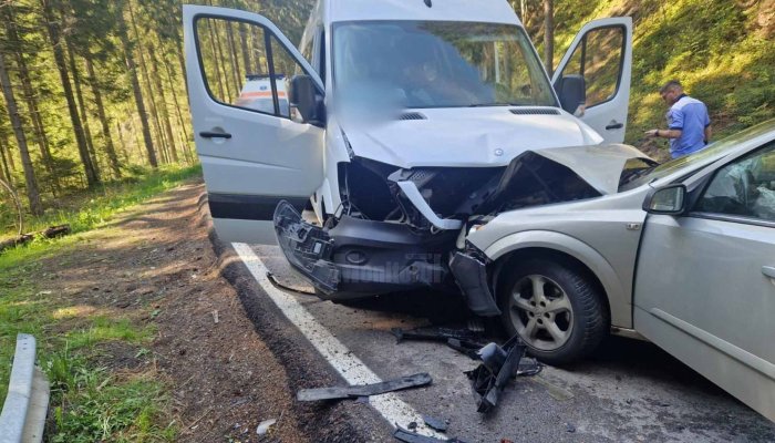 Un microbuz de transport copii, implicat într-un grav accident rutier