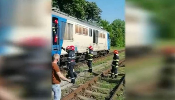 Incendiu la locomotiva unui tren CFR, în Gara Scânteia. Cei 200 de călători au fost evacuați de urgență