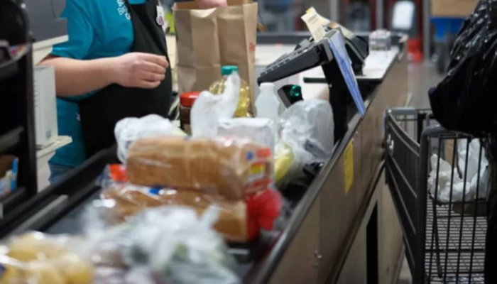 Casiera unui supermarket a fost condamnată la închisoare, după ce nu i-a scanat unui client toate produsele