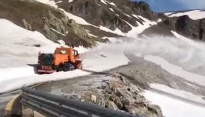 Transalpina rămâna închisă, din cauza zăpezii acumulate pe versanţi