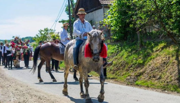 Rusalii - tradiţii şi semnificaţii. Ortodocşii și greco-catolicii sărbătoresc astăzi Pogorârea Sfântului Duh