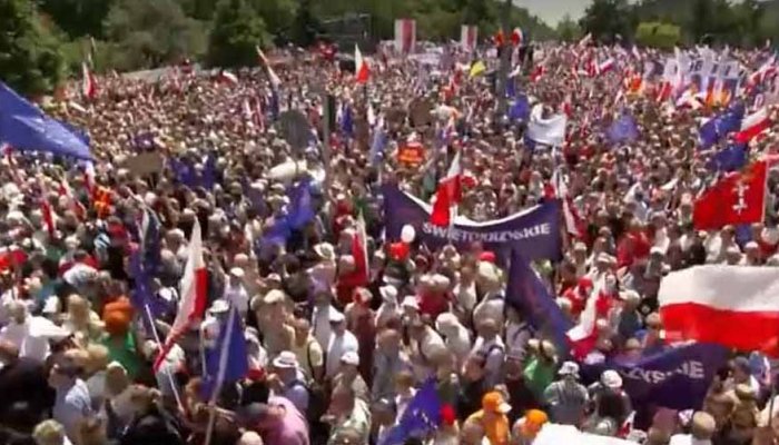 Jumătate de milion de polonezi au protestat la Varșovia, în cea mai mare manifestație de la căderea comunismului