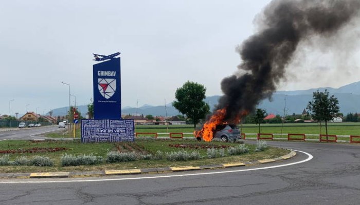 FOTO | O mașină a luat foc pe DN1, în Ghimbav. Traficul e restricționat