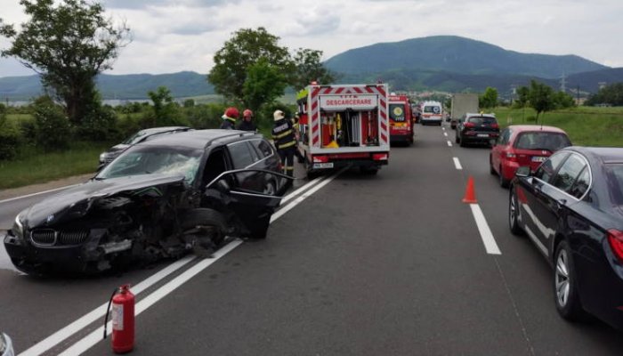 Două mașini, în care se aflau cinci persoane, implicate într-un accident grav pe DN1, în Codlea. Traficul e restricționat