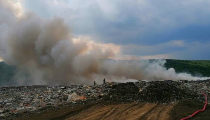 FOTO | Incendiu puternic la groapa de gunoi din Boldești-Scăeni