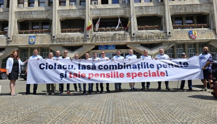 Protest USR, la învestirea Guvernului: „Ciolacu, lasă combinațiile penale și taie pensiile speciale!”