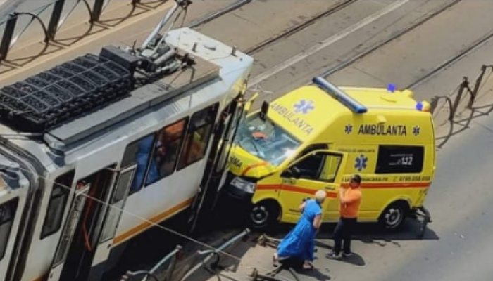 Accident grav în București. O ambulanță a intrat într-un tramvai 