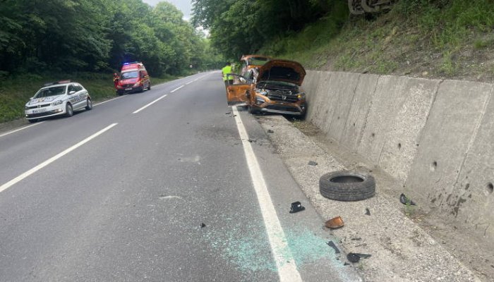 FOTO | Accident pe DN13, aproape de Rupea. O mașină s-a izbit de zidul din beton