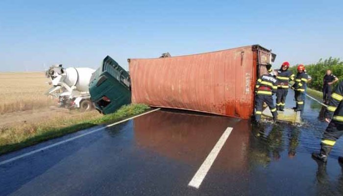 FOTO. Un TIR încărcat cu ulei alimentar s-a răsturnat pe DN 2A