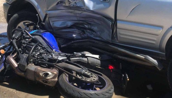 UPDATE. O motocicletă și un automobil, implicate într-un accident la Pucioasa | Două persoane sunt rănite