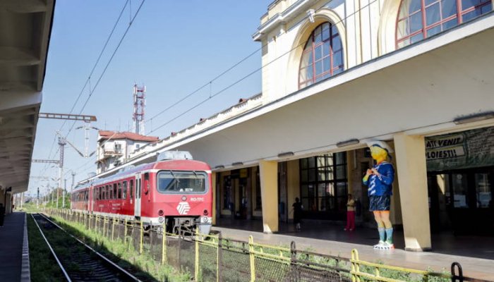 FOTO | Dl. Goe a ajuns la Ploiești. O statuie impunătoare a fost amplasată la Gara de Sud, cu ocazia Artown Festival