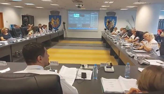 Scandal în Consiliul Local pe tema pachetelor cu ghiozdane și rechizite gratuite propuse pentru elevii și preșcolarii din Ploiești