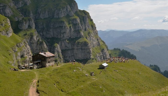 Cabana Caraiman, cumpărată de violonistul Alexandru Tomescu, a fost redeschisă