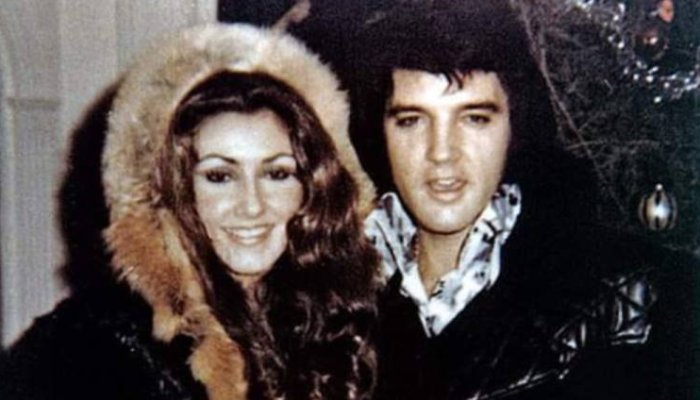 Pentru ce sumă a fost vândută la licitație o haină din blană de nurcă purtată de Elvis Presley