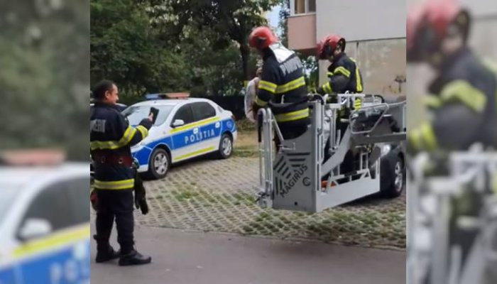 VIDEO 🎦 Intervenție a pompierilor din Ploiești pentru a salva o pisică uitată pe balcon