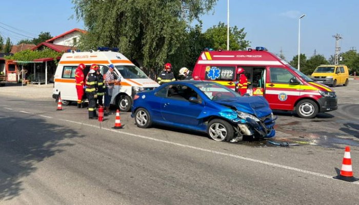 FOTO | Accident pe DN1B, la Albești, între o autoutilitară și două mașini