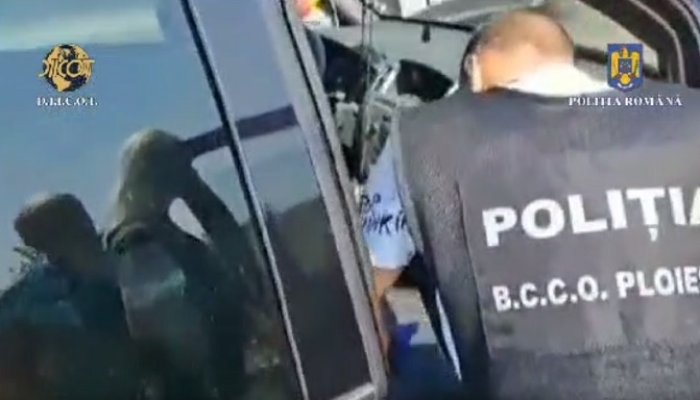 VIDEO 🎦 Flagrant la Ploiești, într-un dosar de trafic de droguri. Unul dintre inculpați a fost săltat în trafic, în zona Parcului Municipal Vest!