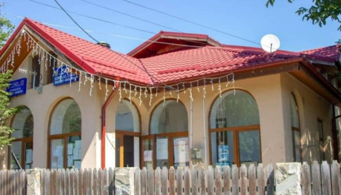 Contabilitatea unei primării din Prahova, ținută de polițistul local și de bibliotecară