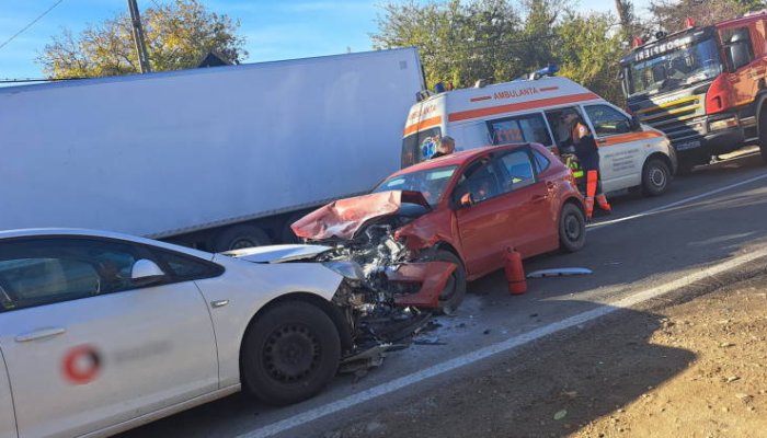 FOTO | Accident pe DN1A, în Izvoarele. Șase oameni au ajuns la spital