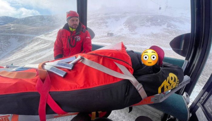 FOTO | Un turist căzut pe Vârful Furnica, din Bucegi, cu suspiciune de fractură, recuperat de salvamontiști în timp record